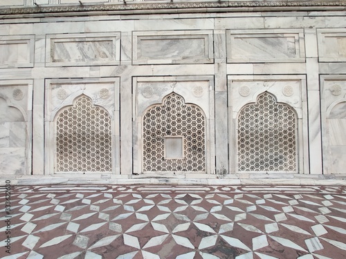 Fototapeta Naklejka Na Ścianę i Meble -  The Taj Mahal is an ivory-white marble mausoleum on the south bank of the Yamuna river in the Indian city of Agra.