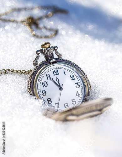 Foto Clock showing five minutes to twelve
