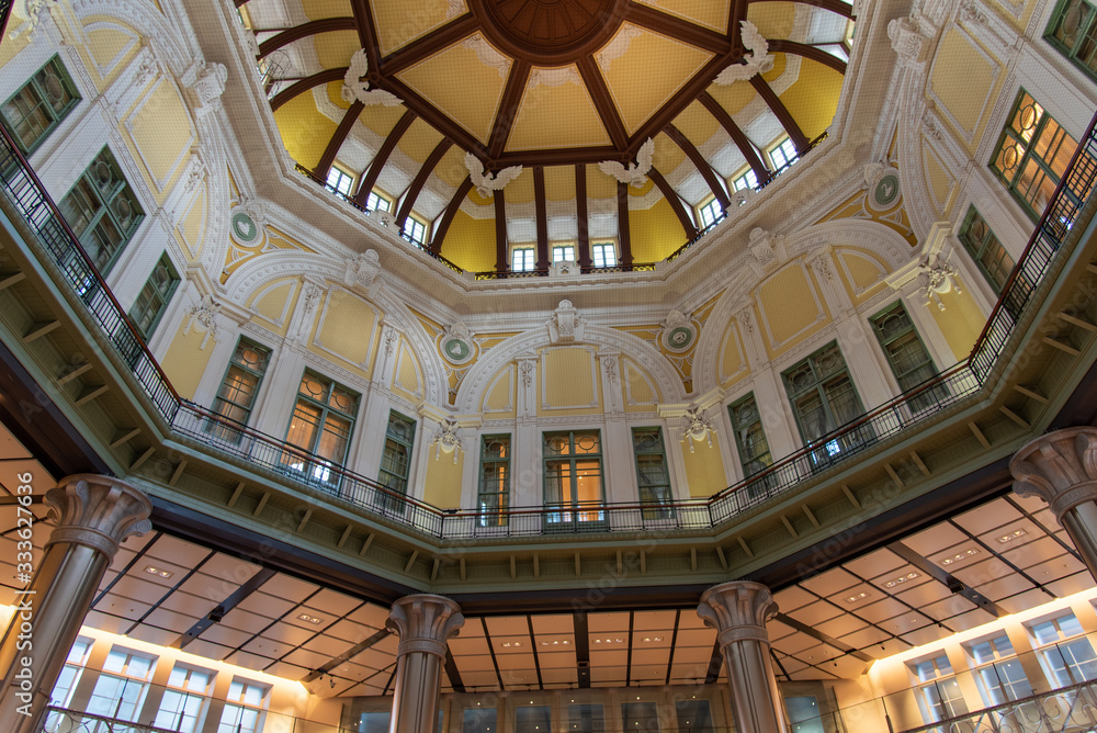 Obraz premium ceiling of Tokyo station in Japan.