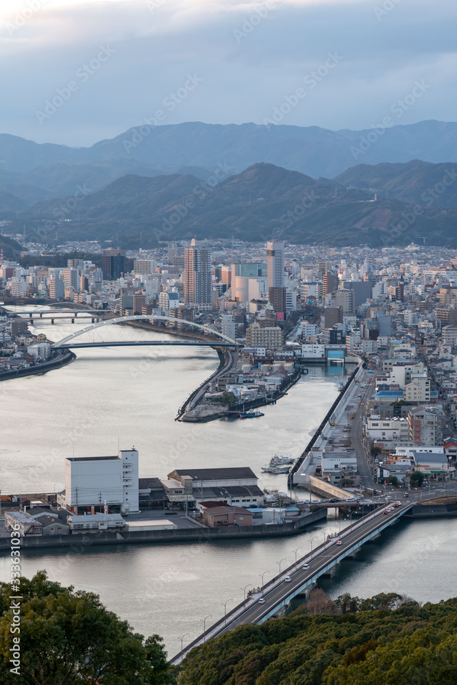 Obraz premium 五台山の展望台から見る高知市街の風景 