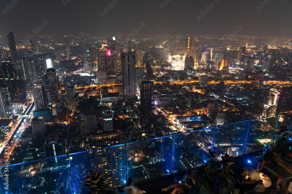 Fototapeta premium マハナコーンタワーのスカイウォークから見るバンコクの夜景
