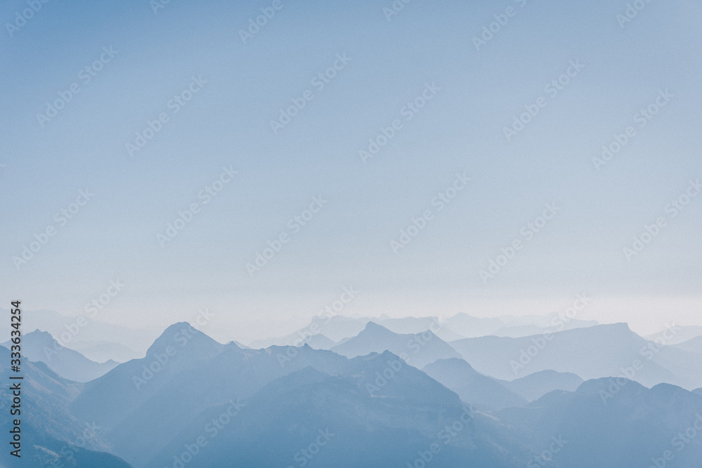 Silhouettes des montagne vue d'en haut 