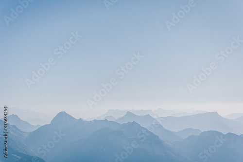 Silhouettes des montagne vue d'en haut 