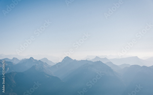 Silhouettes blues des montagnes
