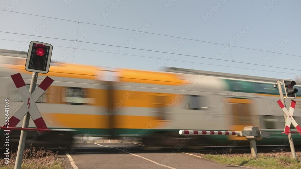 Vorbeifahrt eines Personenzuges mit anschließender Öffnung der Schranke