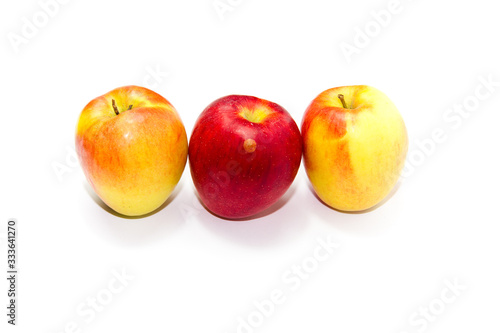 Frische Reife Äpfel auf weißem Hintergrund