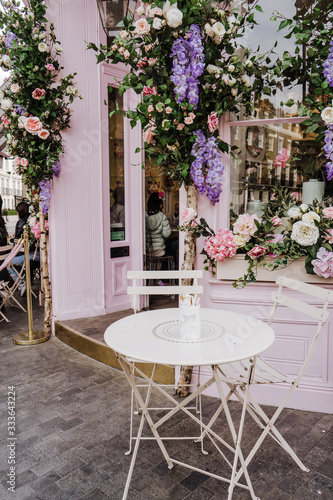 Canvas Print LONDON, UNITED KINGDOM - MAY 20th, 2019: Shop decorated with flowers in Belgravia, London