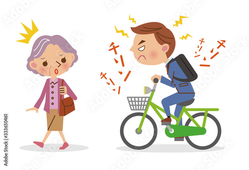 自転車のベルを鳴らしながら運転するビジネスマンと迷惑するシニア