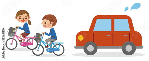 自転車で並走する男女学生と迷惑する自動車