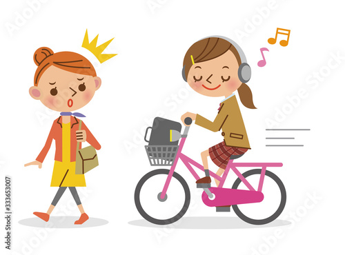 ヘッドフォンで音楽を聴きながら自転車を運転する女子生徒と迷惑する女性