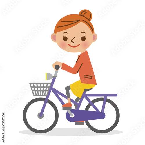 自転車を運転する女性