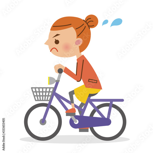 必死に自転車をこぐ女性