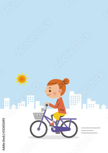 自転車をこぐ女性（背景あり）