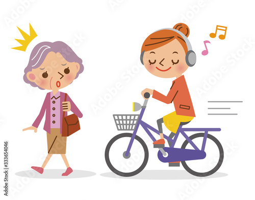 ヘッドフォンで音楽を聴きながら自転車を運転する女性とそれに驚く高齢者