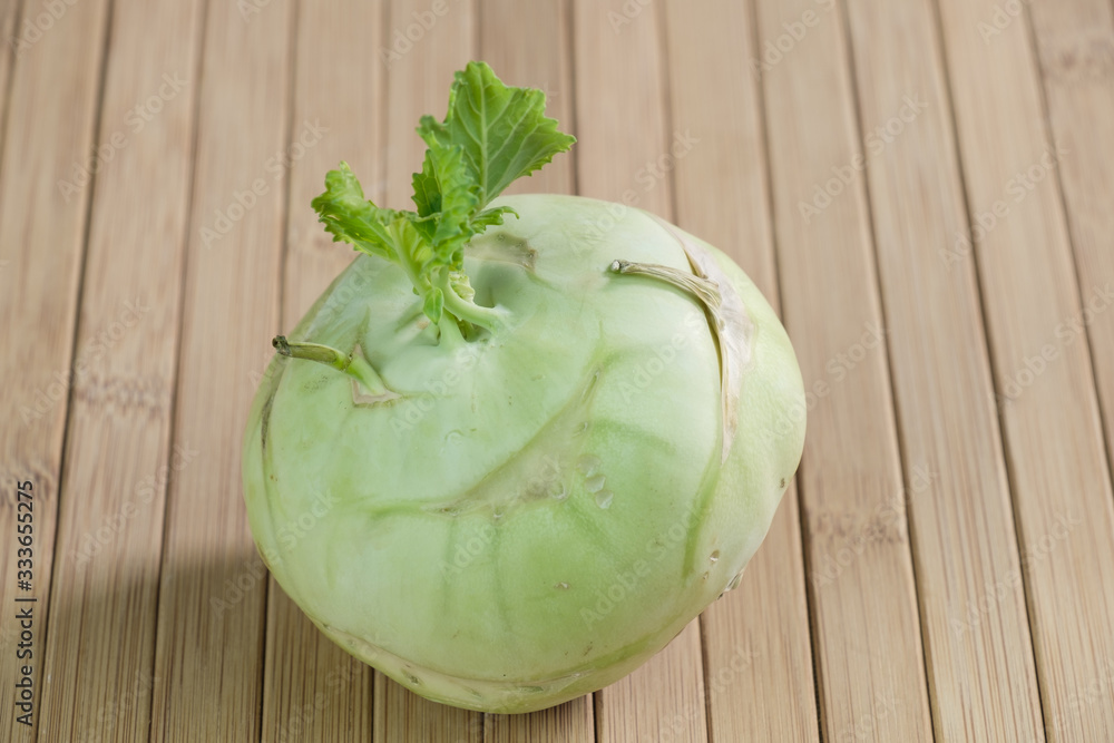Kohlrabi (lat. Brassica oleracea var. gongylodes L.), eine Knolle Kohlrabi (lat. Brassica oleracea var. gongylodes L.), eine Knolle
