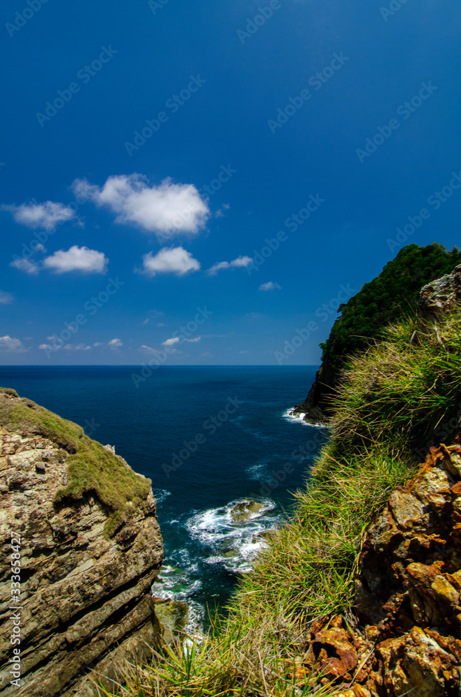 Fototapeta premium beauty in nature, Kapas Island located in Terengganu, Malaysia under bright sunny day and cloudy sky