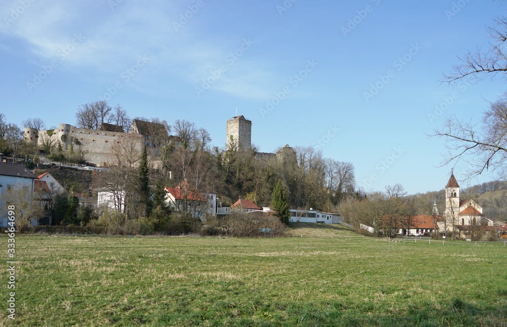 Pappenheim - Bayern - Burg mit katholischer Kirche