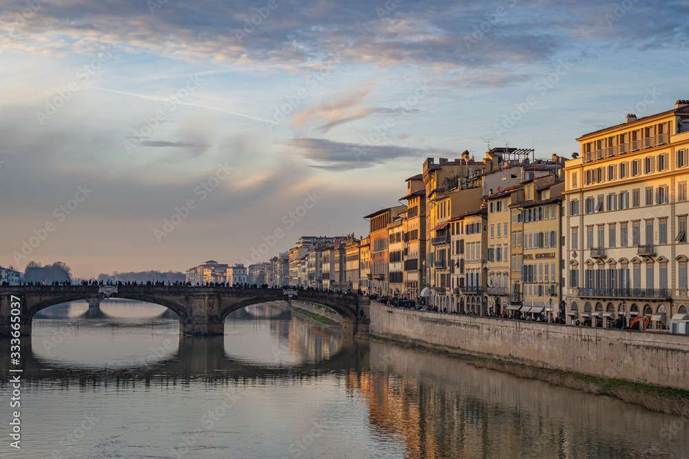 Naklejka premium The Arno River in Florence Italy