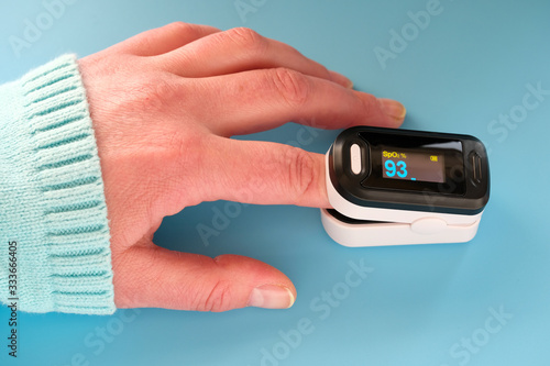 Фотография Pulse Oximeter portable digital device to measure person's oxygen saturation