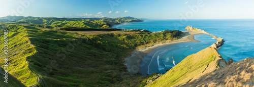 ニュージーランド　ワイララパのキャッスル・ポイントのキャッスル・ロックから見える灯台とザ・ギャップ © pespiero