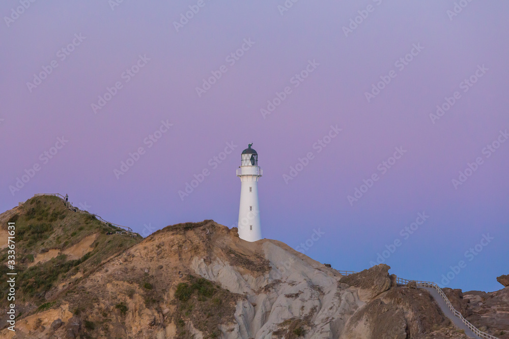 ニュージーランド　ワイララパのキャッスルポイントの夕暮れ時の灯台