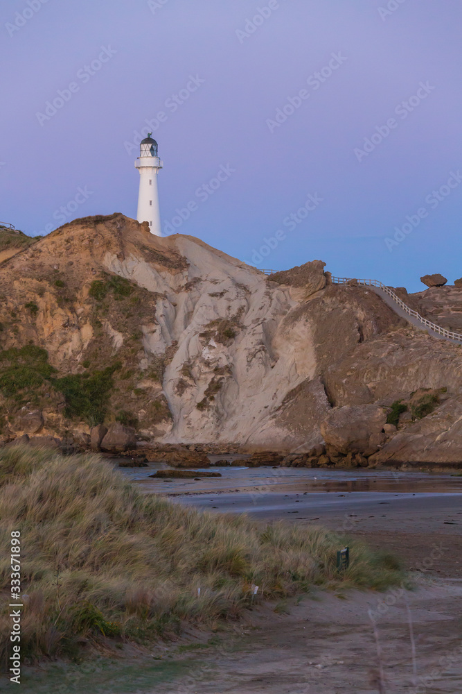 ニュージーランド　ワイララパのキャッスルポイントの灯台と夕暮れ時の空