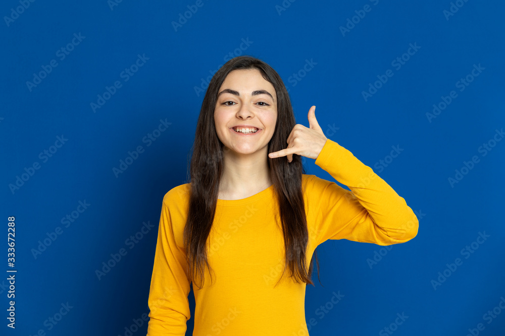 Fototapeta premium Brunette young girl wearing yellow jersey