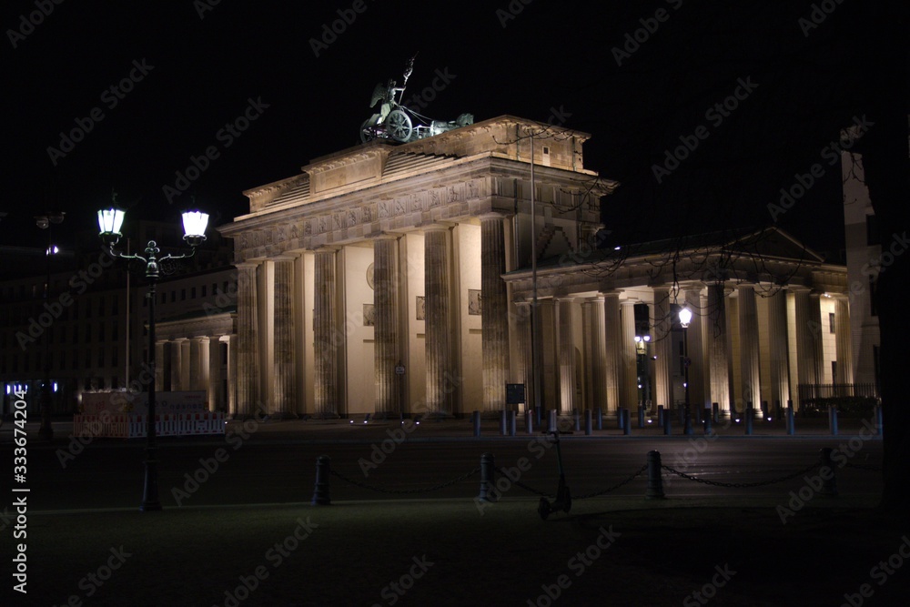 Berlin Brandenburger Tor seitenansicht von Tiergarten aus