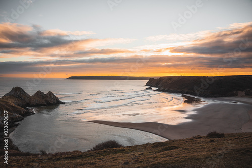 Bah  a al atardecer en la costa atl  ntica de Inglaterra