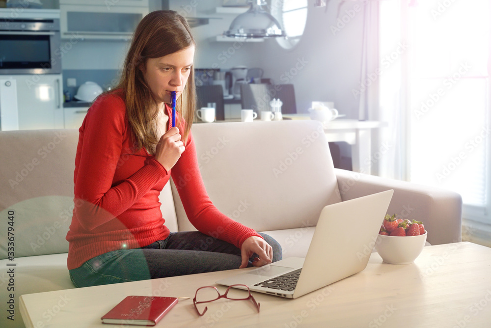 Obraz premium junge Frau arbeitet im Home Office am Laptop