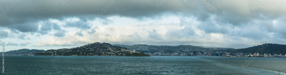 ニュージーランド　ウェリントンからピクトン行きのフェリーから見えるウェリントン港