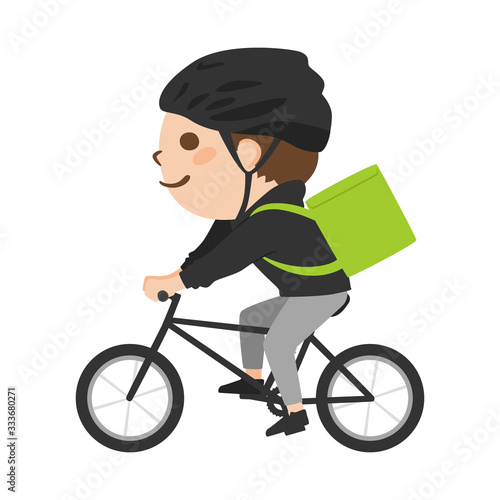 自転車に乗って、料理を運んでいる男性のデリバリー配達員。