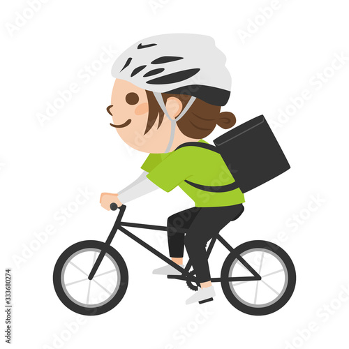 自転車に乗って、料理を運んでいる若い女性のデリバリー配達員。