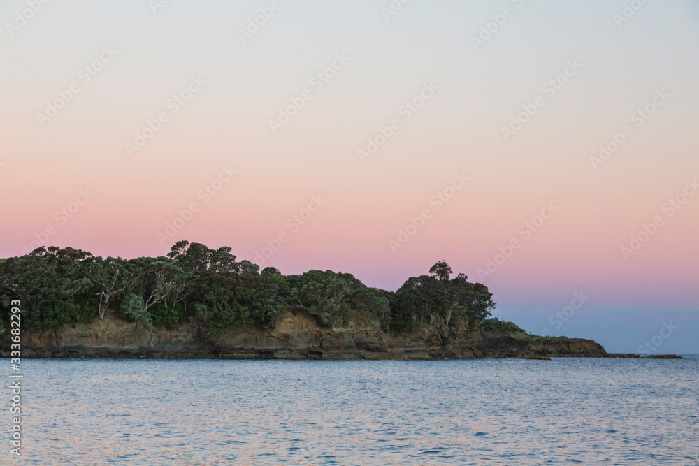 ニュージーランド　オークランド地方のリーの夕暮れの海岸風景