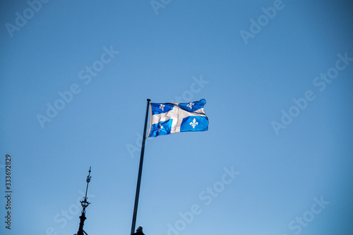 Drapeau du Québec contre le ciel bleu.