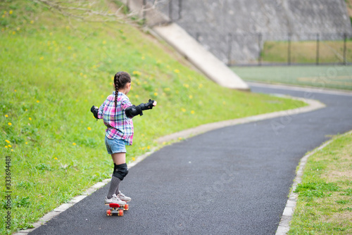 スケートボードで遊ぶ女の子