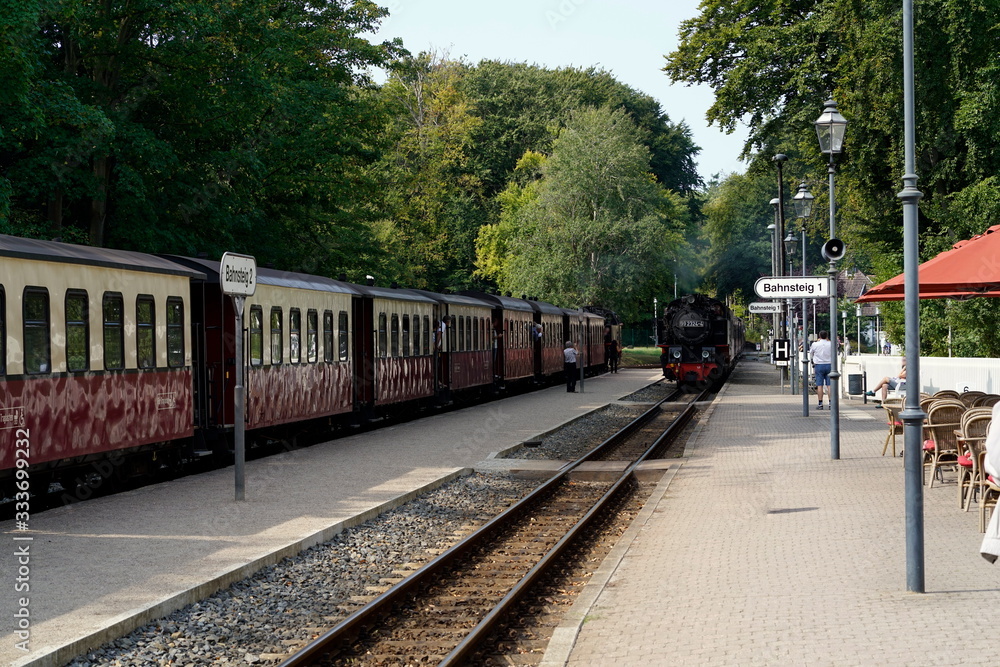 Personenzug im Bahnhof Heiligensee