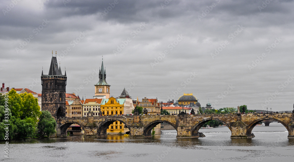 Obraz premium Charles Bridge at the end of a summer day, Prague, Czech Republic