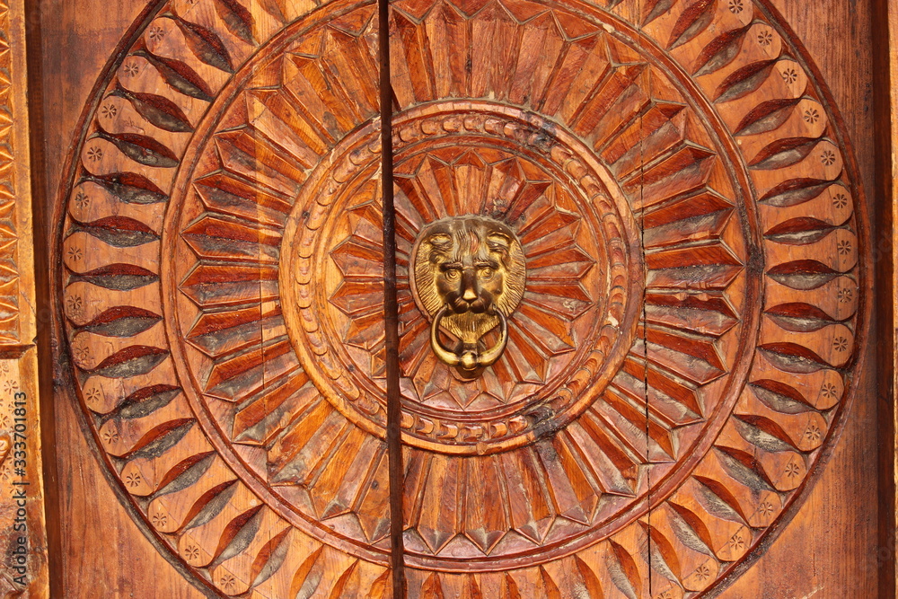Obraz premium Traditional wooden carving on the door of Vashist Temple in Vashisht village in Kullu valley, Himachal Pradesh, India