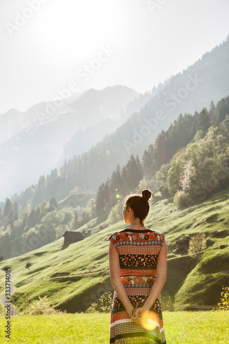 Frau mit Buntem Kleid in Schweizer Berglandschaft