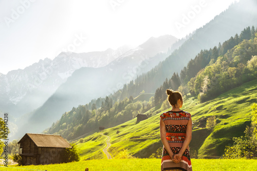 Frau mit Buntem Kleid in Schweizer Berglandschaft