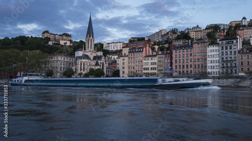 Le trafic fluvial sur la rivière Saône, traversée de Lyon.