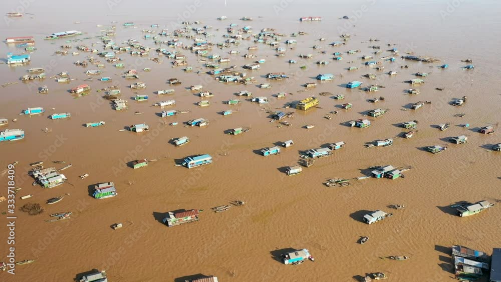 Le village flottant de Chong Kneas en vue rapprochée sur le lac Tonle Sap vers Siem Reap, au Cambodge Le village flottant de Chong Kneas en vue rapprochée sur le lac Tonle Sap vers Siem Reap, au Cambodge