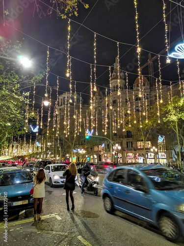 Luces de navidad por las calles de Barcelona de noche