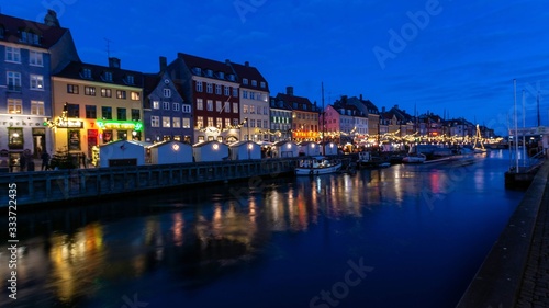Case galleggianti fotografate di notte, Nyhavn, Copenagen photo