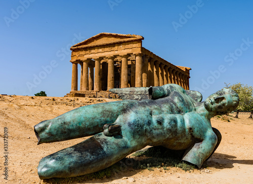 Foto Sculpture in front of the Concordia Temple in the Valley of the Temples; Agrigen