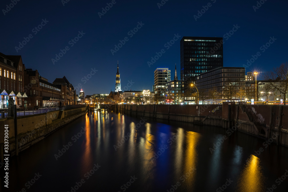 Skyline of Hamburg at night.