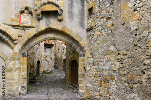 Fototapeta Naklejka Na Ścianę i Meble -  Porte cochère de la partie historique de La Sauvetat (63730),  département du Puy-de-Dôme en région Auvergne-Rhône-Alpes, France