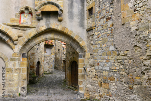 Porte cochère de la partie historique de La Sauvetat (63730), département du Puy-de-Dôme en région Auvergne-Rhône-Alpes, France