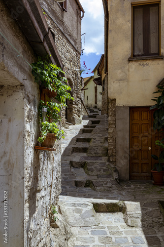 Fototapeta Naklejka Na Ścianę i Meble -  Calle de un antiguo poblado medieval en Italia
